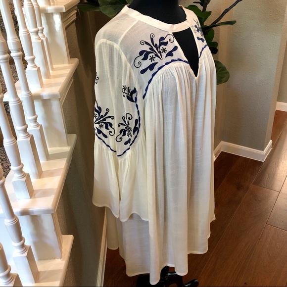 Flowy White Dress with Embroidered Detailing - Picture 4 of 13